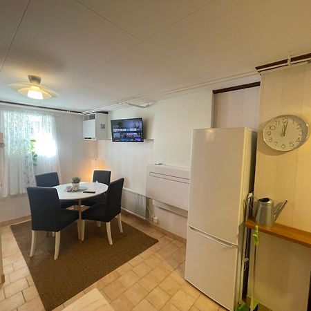 Kaellarlaegenhet Centrumvaegen Gusum Bagian luar foto